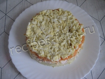Салат "Красная шапочка" с помидорами и курицей