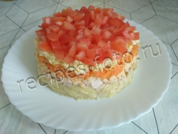 Салат "Красная шапочка" с помидорами и курицей