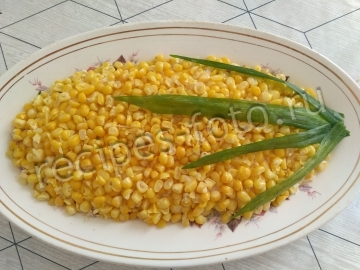 Салат "Кукуруза" с ветчиной и огурцом слоями