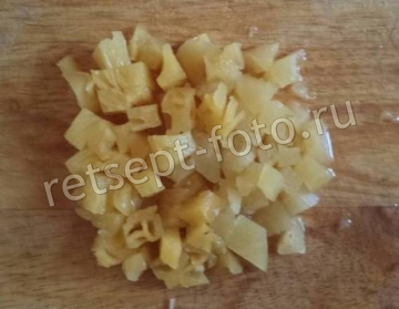 Салат "Мадемуазель" с копченой курицей и ананасами