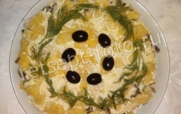 Салат "Мадемуазель" с копченой курицей и ананасами