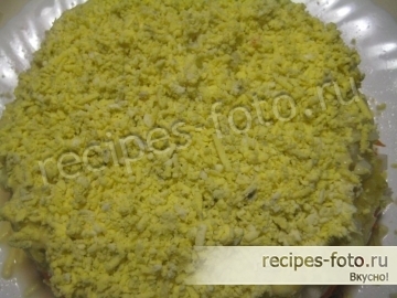 Салат "Мимоза" с консервой, картошкой и без сыра