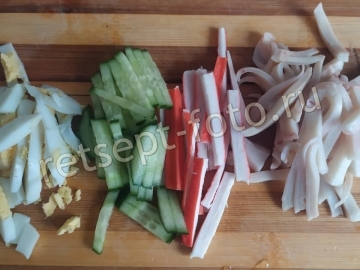 Салат "Морская свежесть" с кальмарами и крабовыми палочками
