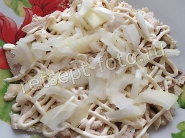Салат "Мужские слезы" с жареными грибами и курицей