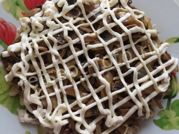 Салат "Мужские слезы" с жареными грибами и курицей