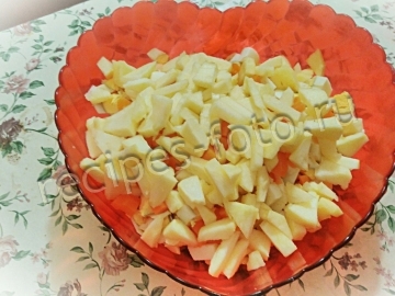 Салат "Нежность" с крабовыми палочками и яблоками