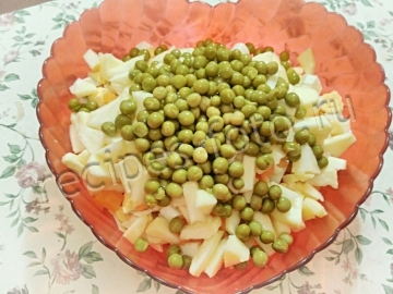 Салат "Нежность" с крабовыми палочками и яблоками