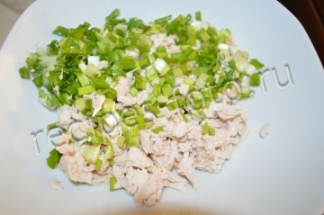 Салат "Обжорка" с курицей и солеными огурцами без майонеза