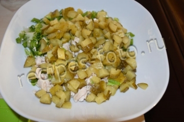 Салат "Обжорка" с курицей и солеными огурцами без майонеза