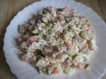 Салат Оливье с колбасой (классический состав)