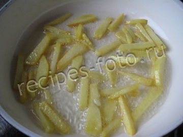 Салат с картофелем фри и курицей слоями