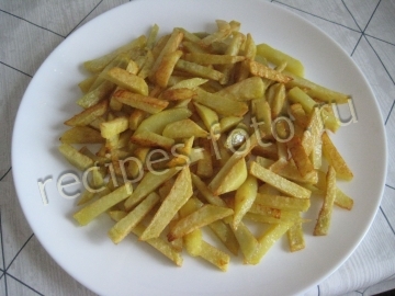 Салат с картофелем фри и курицей слоями