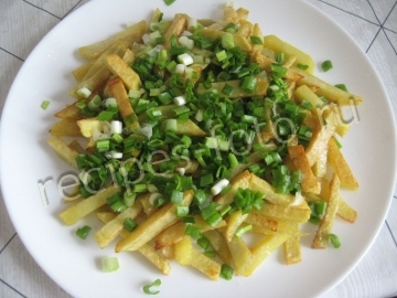 Салат с картофелем фри и курицей слоями