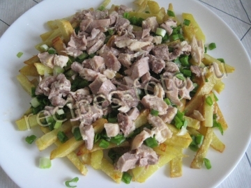 Салат с картофелем фри и курицей слоями