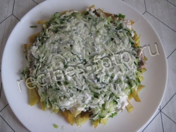 Салат с картофелем фри и курицей слоями