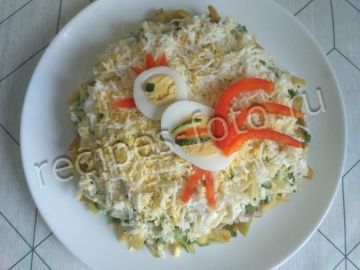 Салат с картофелем фри и курицей слоями