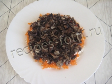 Салат "Подсолнух" с кукурузой, грибами и чипсами
