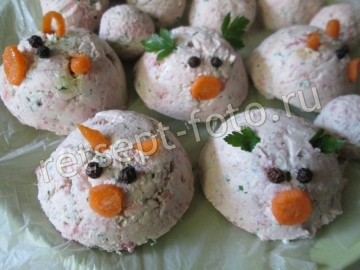 Салат «Поросята» с курицей и творожными шариками