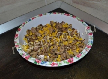 Салат "Прощай, Америка" с грибами и кукурузой