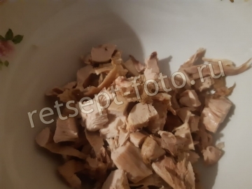 Салат "Ревнивец" с курицей, сухариками и моцареллой
