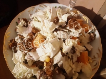 Салат "Ревнивец" с курицей, сухариками и моцареллой