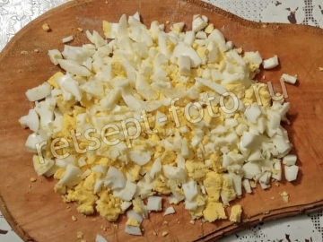 Салат "Ромашка" с чипсами кучками