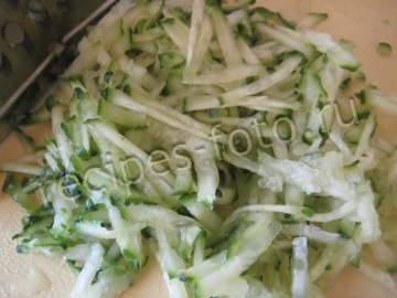 Салат "Рыбки в пруду" с огурцами и шпротами