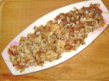 Салат "Селедка под шубой" с яйцами и маринованным луком