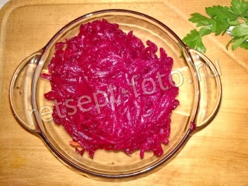 Салат "Селедка под шубой" с яйцами и маринованным луком