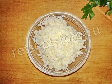 Салат "Селедка под шубой" с яйцами и маринованным луком