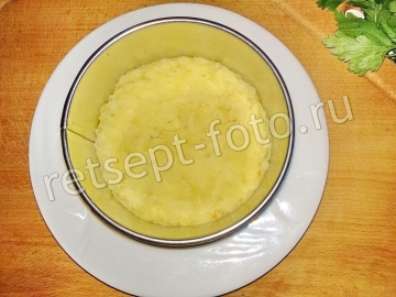 Салат "Селедка под шубой" с яйцами и маринованным луком