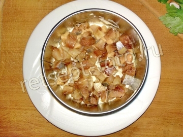 Салат "Селедка под шубой" с яйцами и маринованным луком