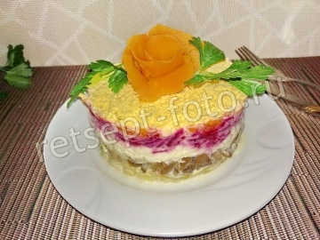Салат "Селедка под шубой" с яйцами и маринованным луком