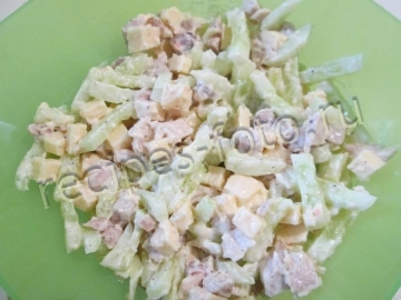 Салат из 3-х ингредиентов: курицы, сыра и огурца