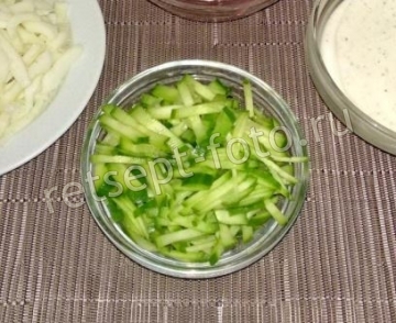 Салат из кальмаров с огурцами