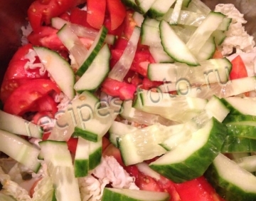 Салат из кальмаров с пекинской капустой, огурцами и помидорами без майонеза