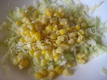 Салат из капусты и кукурузы