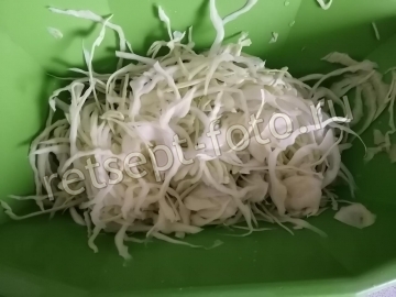 Салат из капусты с горошком и огурцом