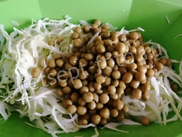 Салат из капусты с горошком и огурцом