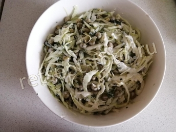 Салат из капусты с горошком и огурцом