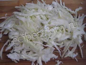 Салат из капусты с колбасой