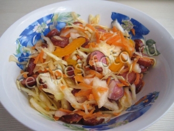 Салат из капусты с колбасой