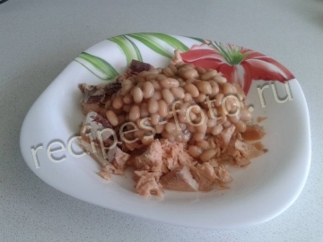 Салат из консервированной горбуши с фасолью