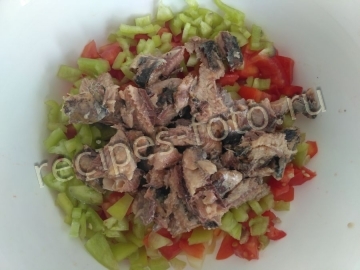 Салат из консервированной скумбрии на скорую руку: просто и вкусно
