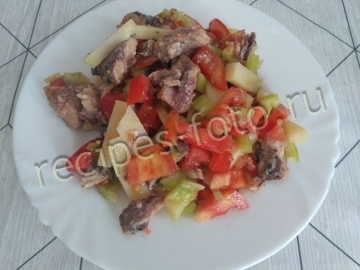 Салат из консервированной скумбрии на скорую руку: просто и вкусно