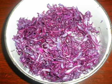 Салат из красной капусты с сыром и апельсином