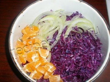 Салат из красной капусты с сыром и апельсином