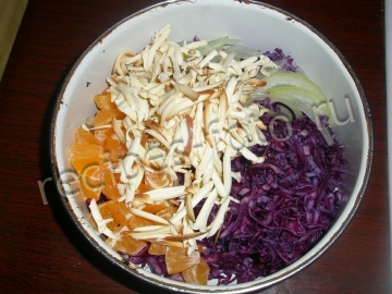 Салат из красной капусты с сыром и апельсином