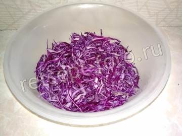 Салат из красной капусты с ветчиной и сухариками
