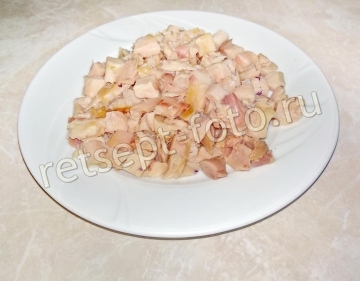 Салат из красной капусты с ветчиной и сухариками